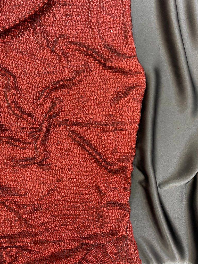 kirmizi-Ipek-kare-payet-lavin-tekstil-768x1024 Payet Kumaş Nedir? Özellikleri, Kullanım Alanları ve Moda Dünyasındaki Yeri