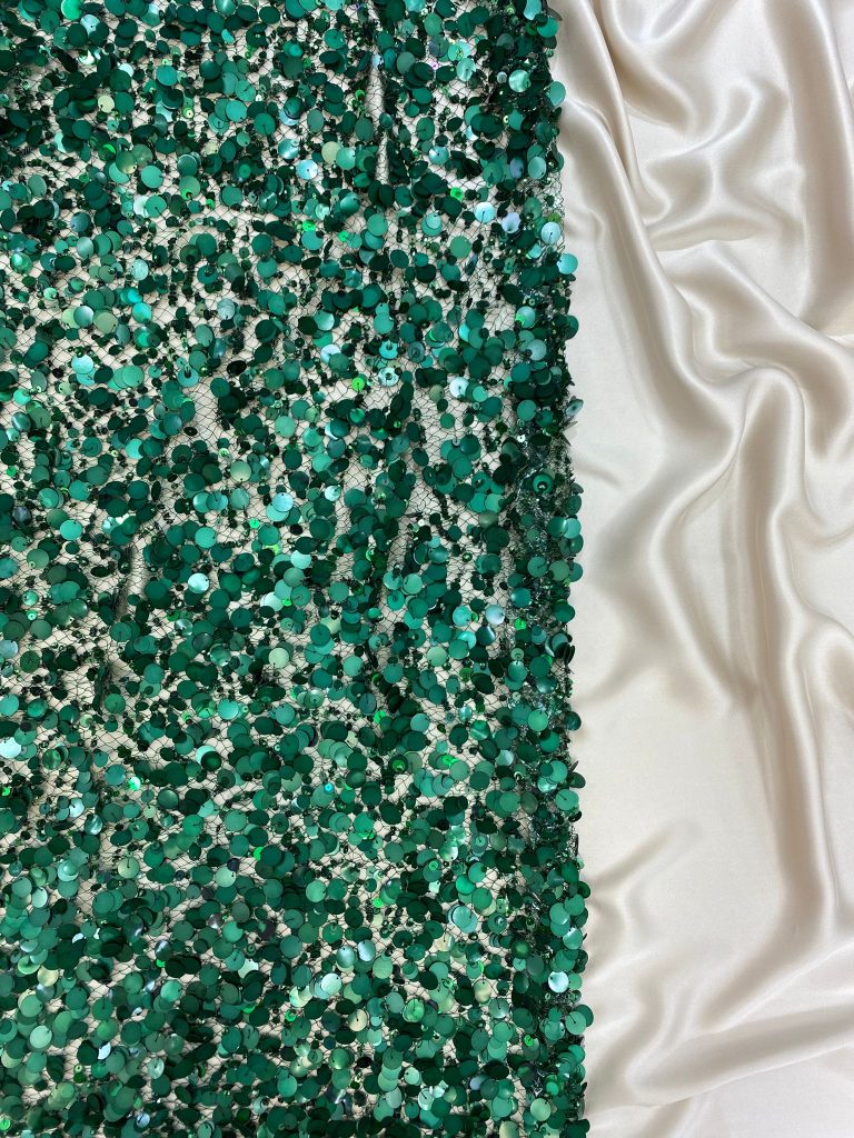 zumrut-yesil-pul-payet-fileli-kumas-lavin-tekstil-768x1024 Payet Kumaş Nedir? Özellikleri, Kullanım Alanları ve Moda Dünyasındaki Yeri